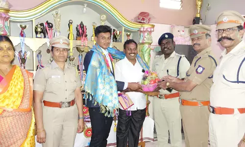 4 தங்கப்பதக்கம் வென்ற வீரருக்கு எஸ்.பி. பாராட்டு