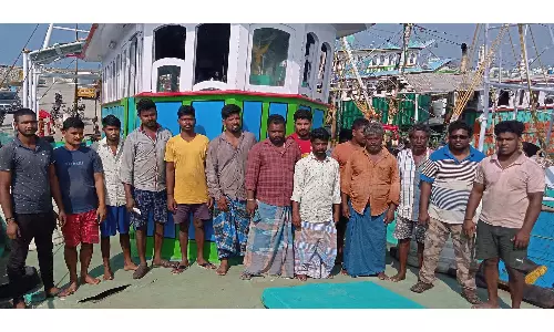 குமரி கடலில் விசைப்படகு மீது வெளிநாட்டு கப்பல் மோதியது: தத்தளித்த 14 மீனவர்கள் மீட்பு