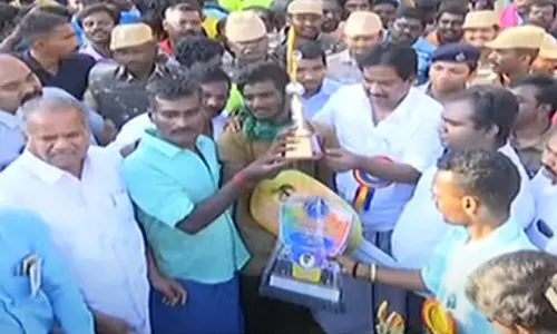 பாலமேடு ஜல்லிக்கட்டு நிறைவு: 23 காளைகளை அடக்கி காரை பரிசாக வென்றார் தமிழரசன்