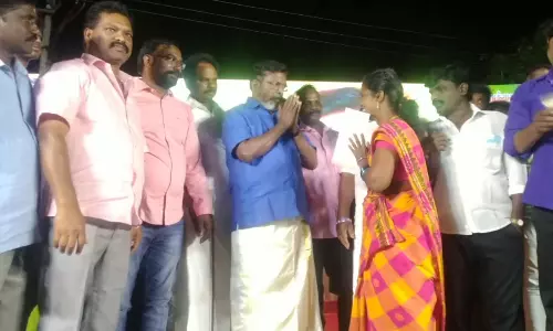 பொங்கல்  விளையாட்டு போட்டி: வெற்றி பெற்றவர்களுக்கு பரிசுகளை வழங்கினார் திருமாவளவன்