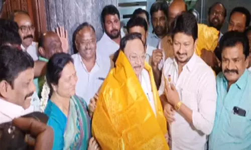 மதுரையில் மு.க.அழகிரியுடன் உதயநிதி ஸ்டாலின் சந்திப்பு