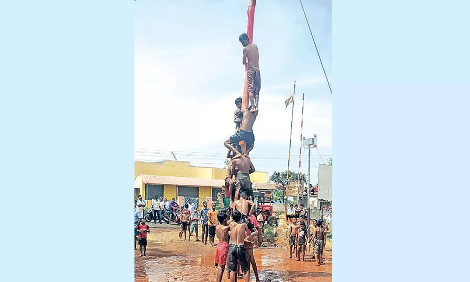 மாமன்-மச்சான் உறவு வலுப்பெற வழுக்கு மர போட்டி மாமன்-மச்சான் உறவு வலுப்பெற வழுக்கு மர போட்டி
