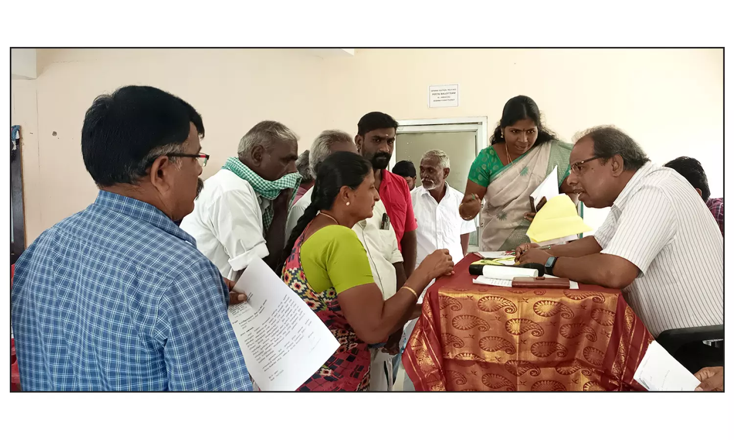 அரூரில் விவசாயிகள் குறை தீர்க்கும் கூட்டம்:அலுவலர்கள் கலந்து கொள்ளவில்லை என புகார்