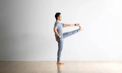 நரம்பு மண்டலத்தை பலப்படுத்தும் உத்தித ஹஸ்த பாதாங்குஸ்தாசனம்