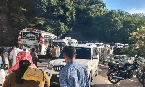 காணும் பொங்கலில் குவிந்த கூட்டம்- ஒரே நுழைவு சீட்டு நடைமுறையால் கொடைக்கானலில் போக்குவரத்து நெரிசல்