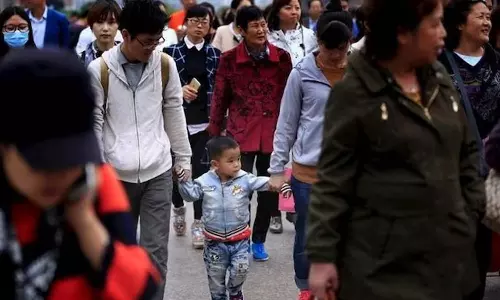 கடந்த 60 ஆண்டுகளில் முதல் முறையாக சீனாவில் சுருங்கும் மக்கள் தொகை