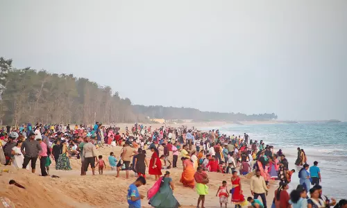 காணும் பொங்கலையொட்டி சுற்றுலா தலங்களில் கூட்டம் அலைமோதியது