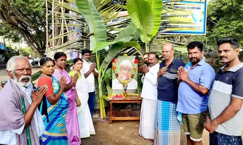 எம்.ஜி.ஆர்.பிறந்த நாளையொட்டி  பொதுமக்களுக்கு இனிப்பு