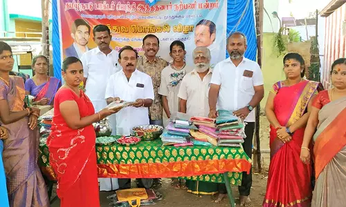 டாக்டர் சிவந்தி ஆதித்தனார் நற்பணி மன்றம் சார்பில் பெண்களுக்கு மங்களப் பொருட்கள்