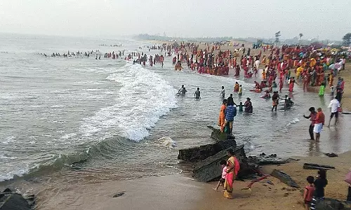 மாமல்லபுரம்-பழவேற்காட்டில் சுற்றுலா பயணிகள் குவிந்தனர்