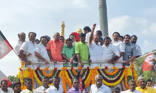 பிறந்த நாளையொட்டி எம்.ஜி.ஆர். சிலைக்கு அ.தி.மு.க.வினர் மாலை அணிவிப்பு - தச்சை கணேசராஜா தலைமையில் மரியாதை