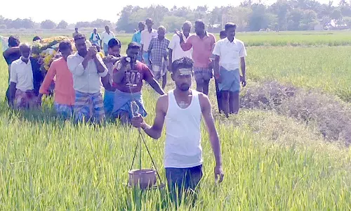 இறந்தவர் உடலை வயலில் இறங்கி சுமந்து செல்லும் பொதுமக்கள்