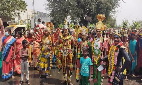 சாமி வேடங்கள் அணிந்து பக்தர்கள் ஊர்வலம்