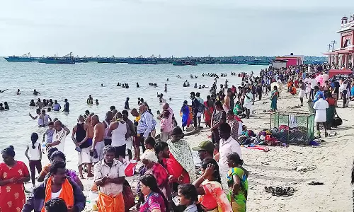 ராமேசுவரம் கோவிலில் பக்தர்கள் வழிபாடு