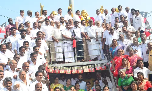 எம்.ஜி.ஆர். சிலைக்கு அ.தி.மு.க.வினர் மரியாதை