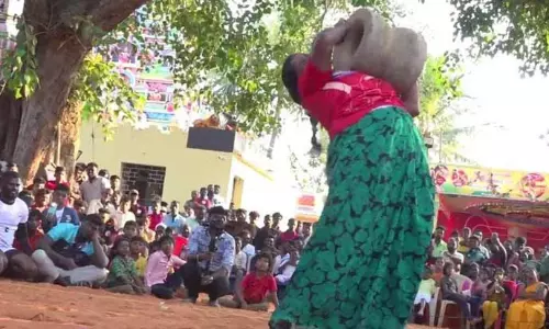 ஆண்களுக்கு இணையாக இளவட்ட கல் தூக்கி அசத்திய பெண்கள்