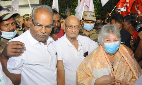 சென்னையில் சேகுவேரா மகளுக்கு உற்சாக வரவேற்பு- மார்க்சிஸ்ட் கம்யூனிஸ்டு தொண்டர்கள் திரண்டனர்