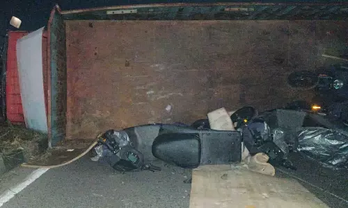 குன்றத்தூர் அருகே புதிய பேட்டரி ஸ்கூட்டர்களை ஏற்றி வந்த லாரி கவிழ்ந்ததால் பரபரப்பு