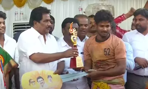 அனல் பறந்த அலங்காநல்லூர் ஜல்லிக்கட்டு நிறைவு... 26 காளைகளை அடக்கிய அபி சித்தருக்கு கார் பரிசு