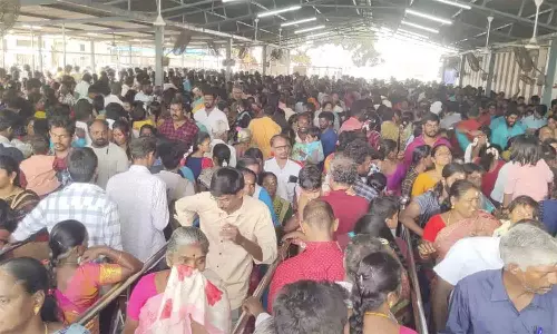 காணும் பொங்கல்: சிறுவாபுரி பாலசுப்ரமணிய சுவாமி கோவிலில் குவிந்த பக்தர்கள்