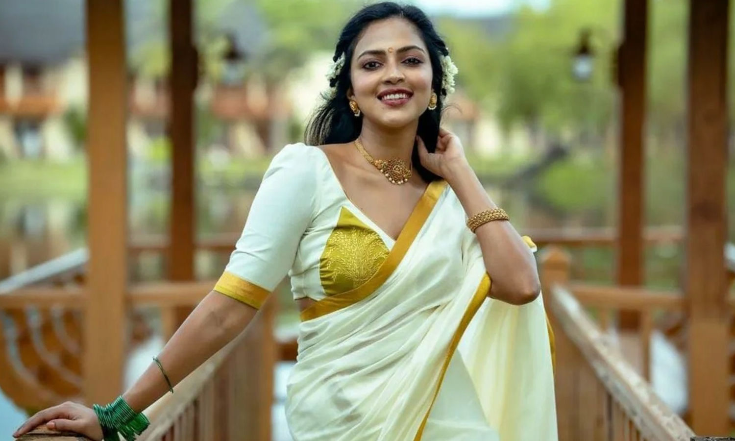 கேரளாவில் கோவிலுக்குள் செல்ல நடிகை அமலா பாலுக்கு மறுப்பு- கோவில் நிர்வாகம் விளக்கம்