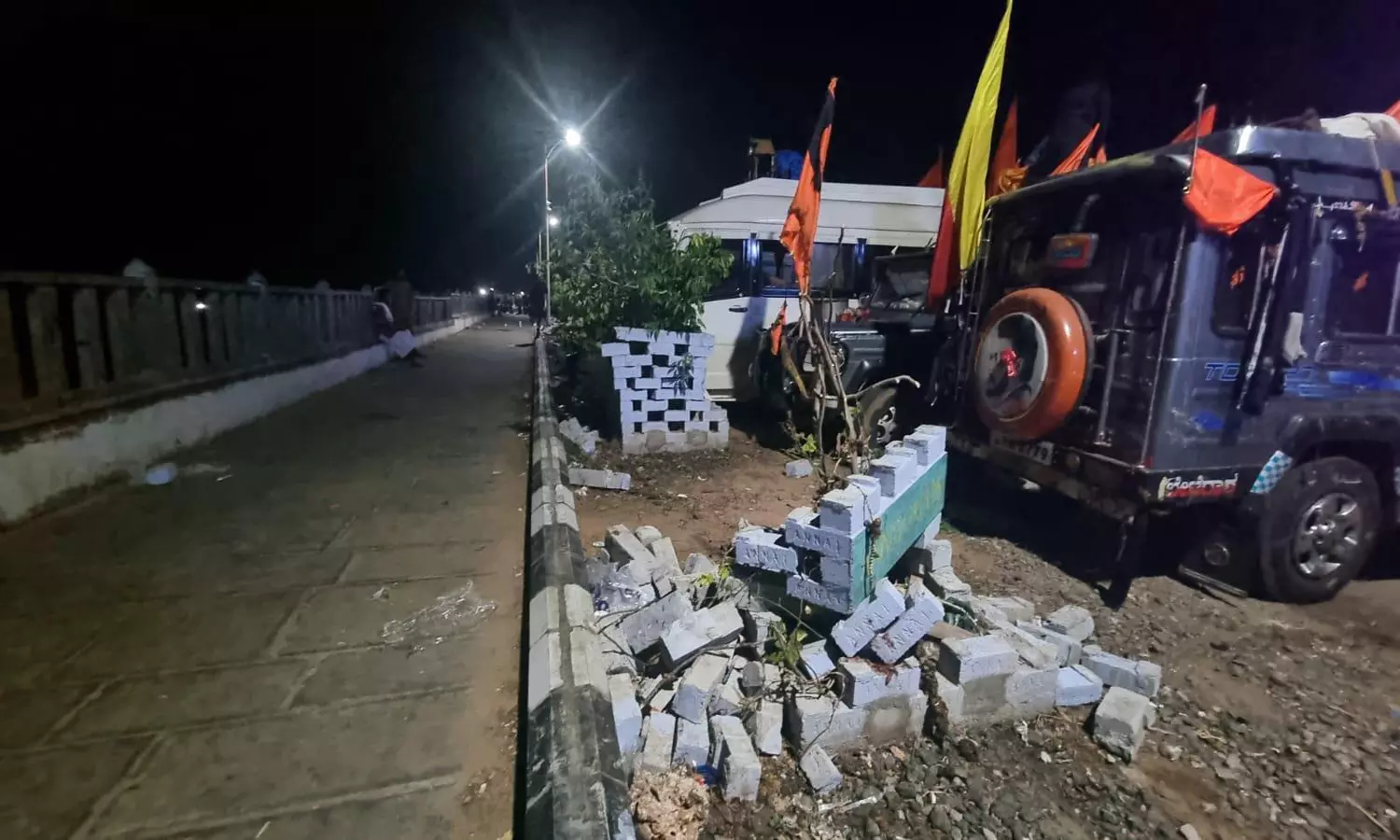 கன்னியாகுமரியில் கடற்கரை பூங்காவை சேதப்படுத்திய சுற்றுலா வாகனங்கள் கன்னியாகுமரியில் கடற்கரை பூங்காவை சேதப்படுத்திய சுற்றுலா வாகனங்கள்