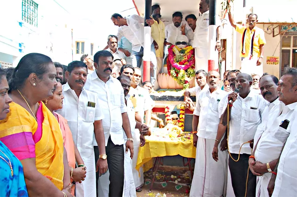 ராஜபாளையத்தில் எம்.ஜி.ஆர். படத்துக்கு மரியாதை