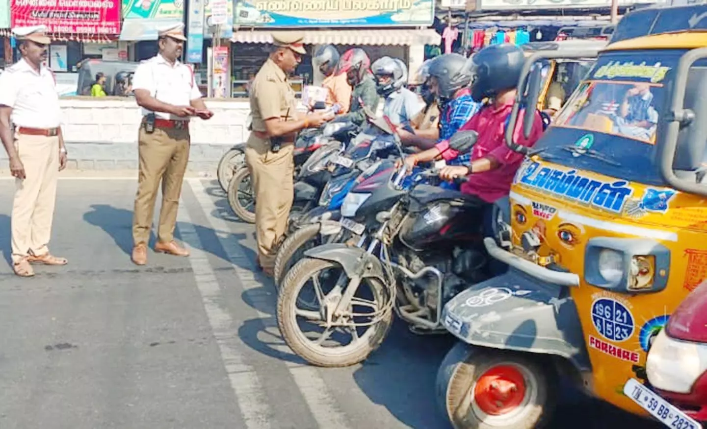 போக்குவரத்து போலீசார் விழிப்புணர்வு பிரசாரம்