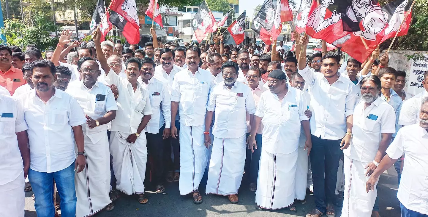 எம்.ஜி.ஆர்.-ஜெயலலிதா சிலைகளுக்கு அ.தி.மு.க. ஓ.பி.எஸ். அணியினர் மாலை அணிவித்து மரியாதை எம்.ஜி.ஆர்.-ஜெயலலிதா சிலைகளுக்கு அ.தி.மு.க. ஓ.பி.எஸ். அணியினர் மாலை அணிவித்து மரியாதை