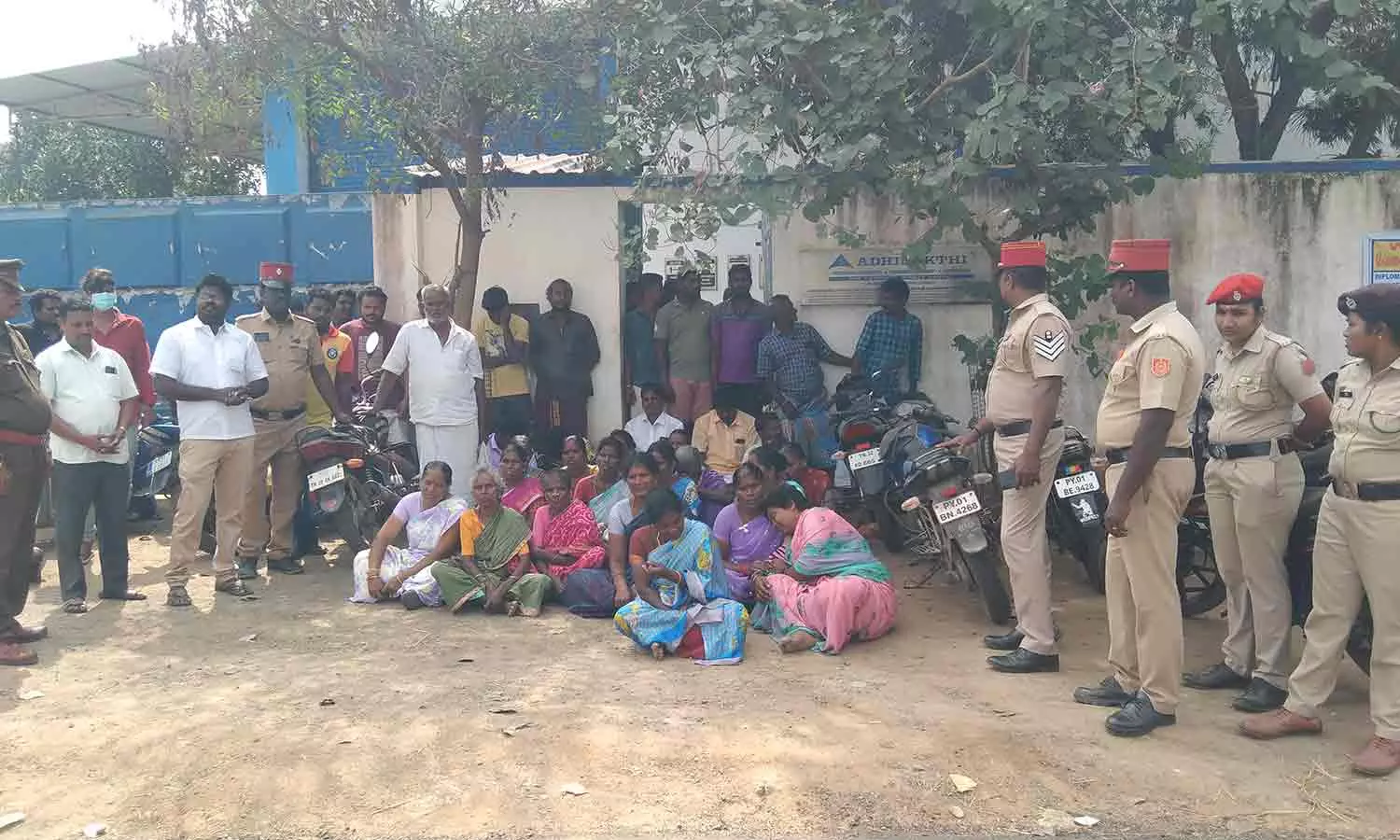 தனியார் தொழிற்சாலையை பொதுமக்கள் முற்றுகை