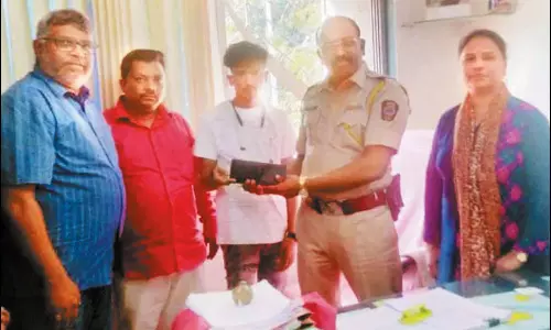 ரோட்டில் கிடந்த பணத்தை 6 மணி நேரம் போராடி உரியவரை கண்டுப்பிடித்து ஒப்படைத்த நபர்