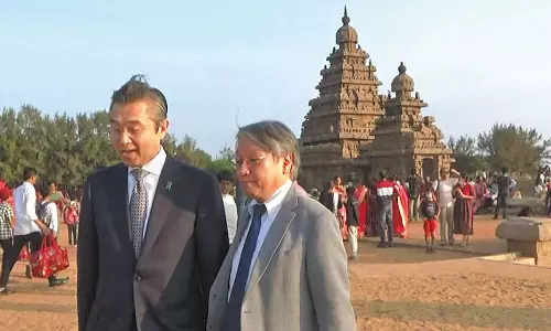 மாமல்லபுரத்தில் ஜப்பான் நாட்டு தூதர் புராதன சின்னங்களை ரசித்து பார்த்தார்