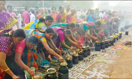 நாட்டரசன்கோட்டை கண்ணுடையநாயகி அம்மன் கோவில் முன்பு 914 பேர் பொங்கல் வைத்து வழிபாடு