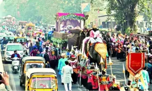 குஜராத்தில் பிரமாண்ட ஊர்வலம்- 8 வயதில் துறவறம் பூண்ட கோடீஸ்வர சிறுமி