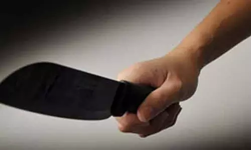 புதுமாப்பிள்ளைக்கு அரிவாள் வெட்டு