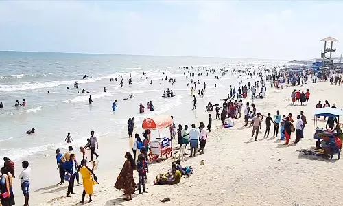 தொடர் விடுமுறை எதிரொலி; வேளாங்கண்ணியில் குவிந்த சுற்றுலா பயணிகள்