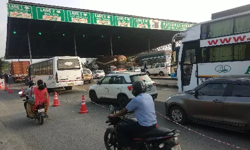 பரனூர் சுங்கச்சாவடியில் கடும் போக்குவரத்து நெரிசல்- கட்டணமின்றி வாகனங்கள் அனுமதி