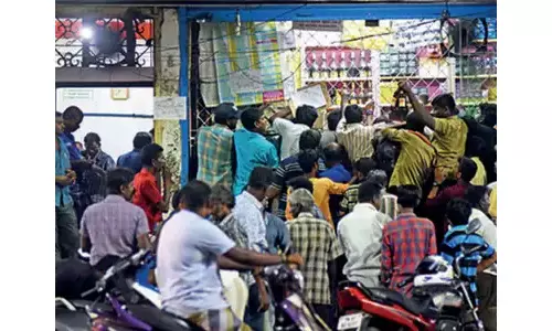 டாஸ்மாக் கடைகளில் அலைமோதிய மதுப்பிரியர்கள்