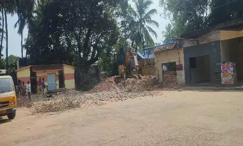 திருவட்டார் பஸ் நிலையம் கட்டுவதற்கு கடைகள்  இடித்து அகற்றும் பணி தொடங்கியது