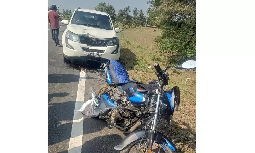 கணவருடன் மோட்டார் சைக்கிளில் சென்ற பெண் விபத்தில் பலி- 100 மீட்டர் தூரம் உடல் இழுத்து செல்லப்பட்ட பரிதாபம்