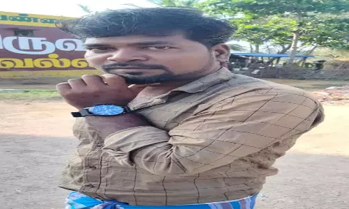 சாலையோரம் நின்ற லாரியில் மோதி வாலிபர் பலி, ஓருவர் கவலைக்கிடம்,,