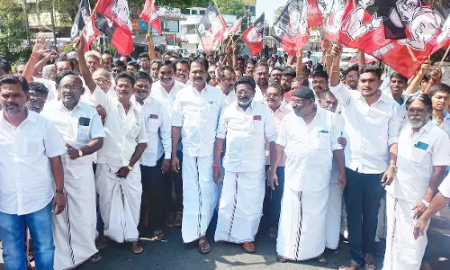 எம்.ஜி.ஆர்.-ஜெயலலிதா சிலைகளுக்கு அ.தி.மு.க. ஓ.பி.எஸ். அணியினர் மாலை அணிவித்து மரியாதை