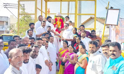 காரைக்குடியில்  எம்.ஜி.ஆர். சிலைக்கு ஓ.பி.எஸ். அணியினர் மாலை அணிவிப்பு