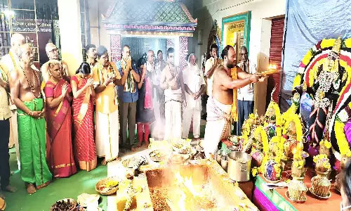 ஸ்ரீ பாதாள சொர்ண சனீஸ்வரருக்கு சிறப்பு அபிஷேகம்