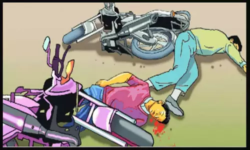 பைக்குகள் மோதல்; பொக்லைன் ஆபரேட்டர் பலி