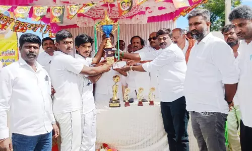 சின்னவர் டிராபி கிரிக்கெட் போட்டியில் வெற்றி பெற்ற அணிக்கு பரிசு