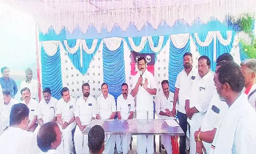 எம்.ஜி.ஆர். சிலைக்கு மாலை அணிவிப்பு