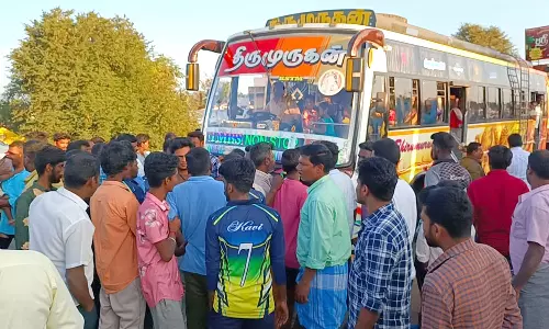 நிற்காமல் சென்றதால் பேருந்து சிறைபிடிப்பு