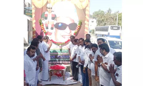 கிருஷ்ணகிரியில் எம்.ஜி.ஆர். பிறந்தநாளையொட்டி சிலைக்கு மாலை