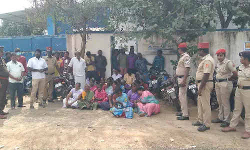 தனியார் தொழிற்சாலையை பொதுமக்கள் முற்றுகை